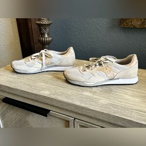 LIKE NEW!! Saucony Women’s DXN Trainer Neutral Beige & Light Tan Sneakers